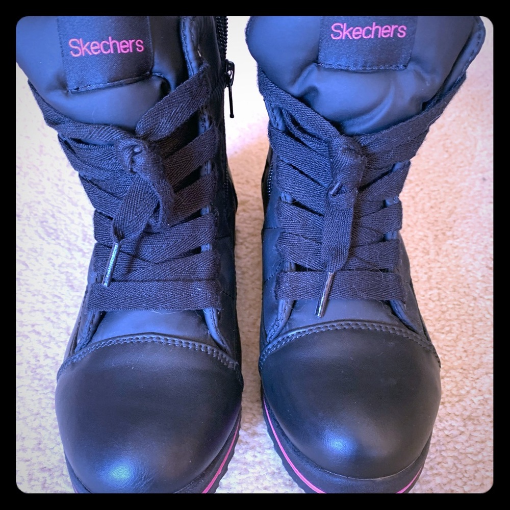 Size 2Y girls Sketchers snowboots 🥾
